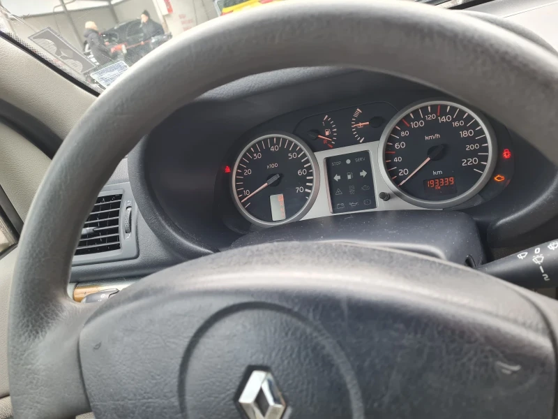 Renault Clio 1.4 16v Automat, снимка 9 - Автомобили и джипове - 49415039