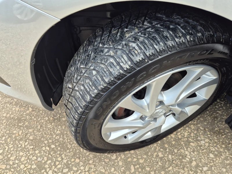 Toyota Auris 1.4D4D fecelift, снимка 15 - Автомобили и джипове - 53461129