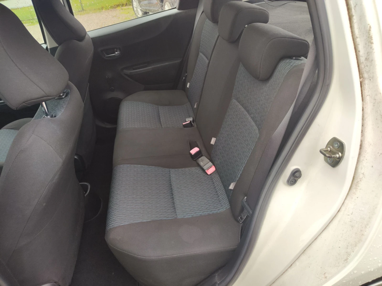 Toyota Yaris 1.0 EVRO 5B - изображение 8