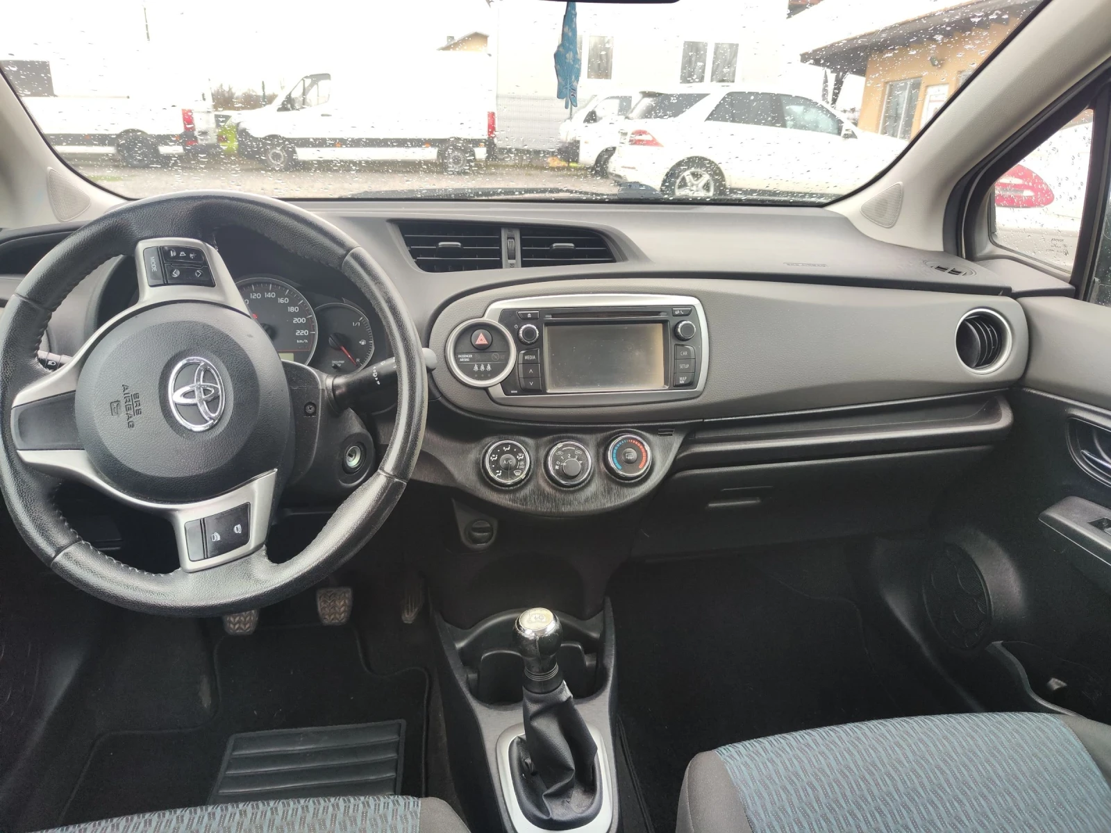 Toyota Yaris 1.0 EVRO 5B - изображение 9