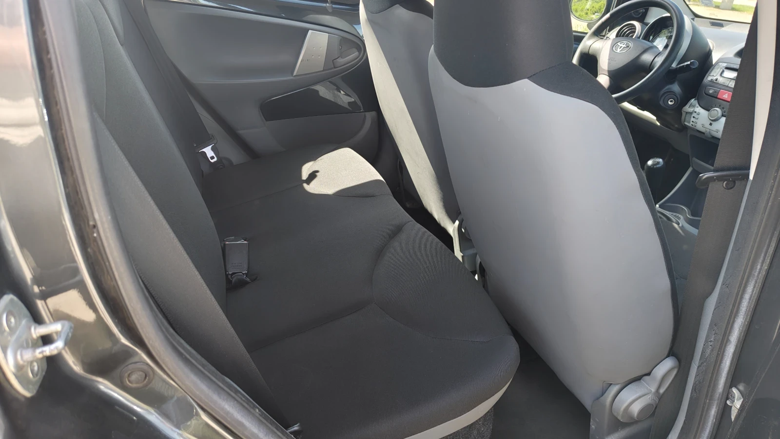 Toyota Aygo 1.0i, снимка 8 - Автомобили и джипове - 54356341