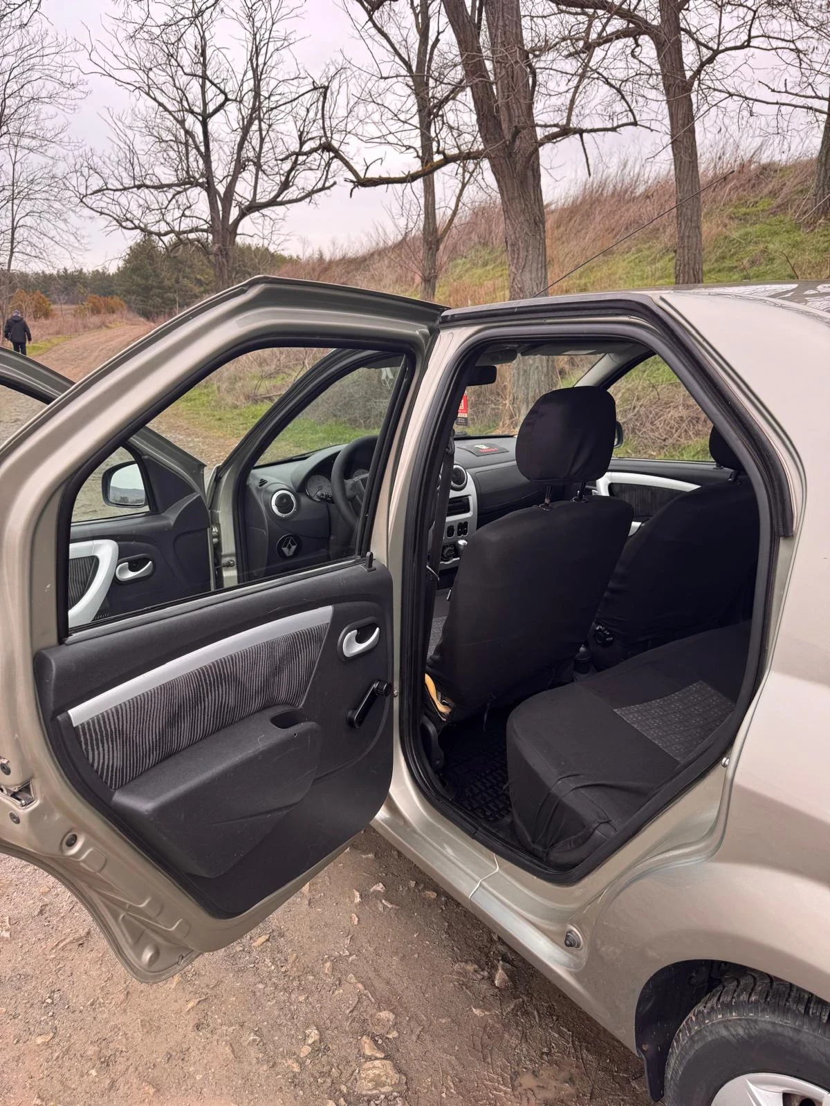 Dacia Logan, снимка 12 - Автомобили и джипове - 54383489