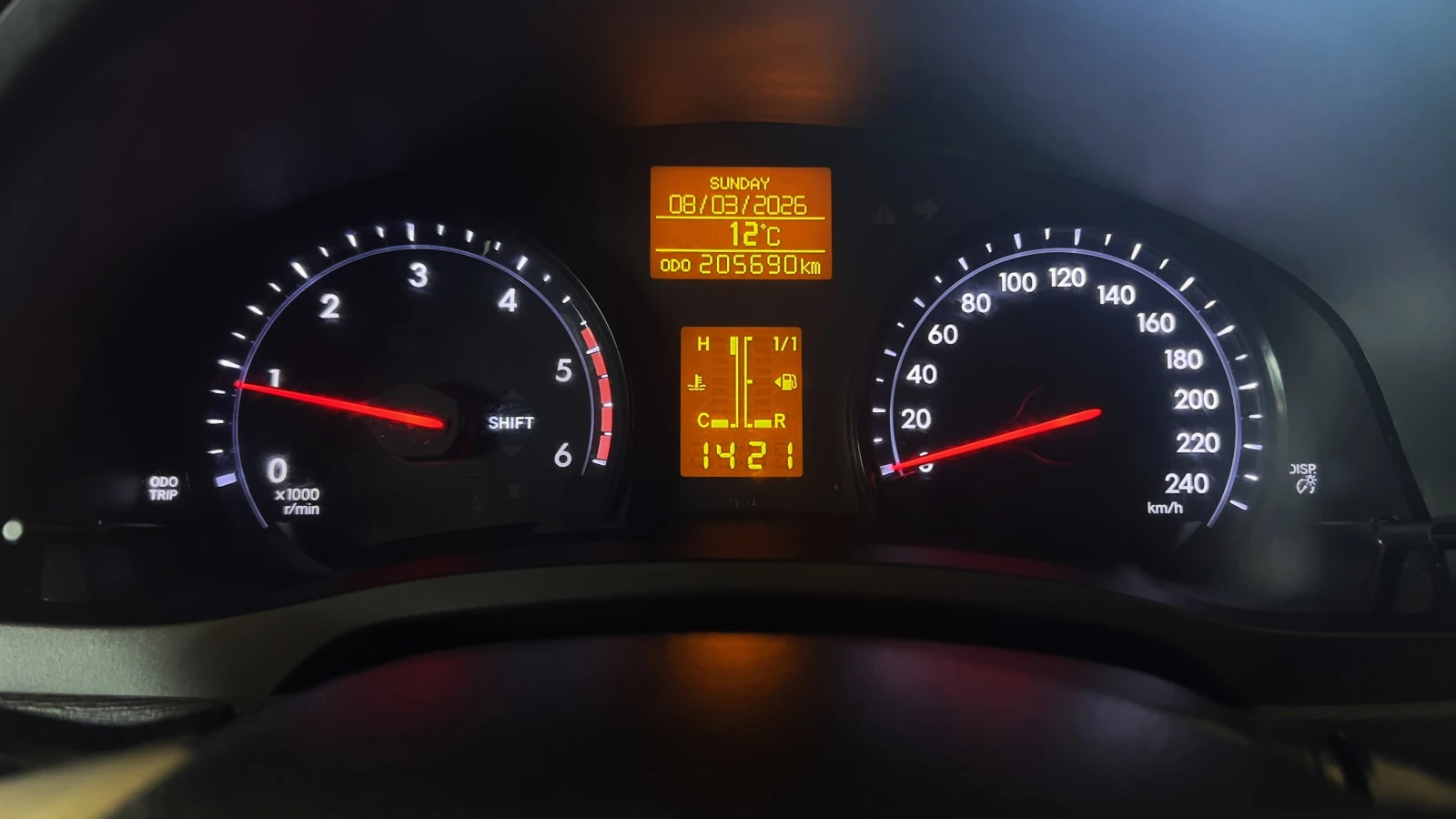 Toyota Avensis 2.2 D-4D , снимка 12 - Автомобили и джипове - 54598534