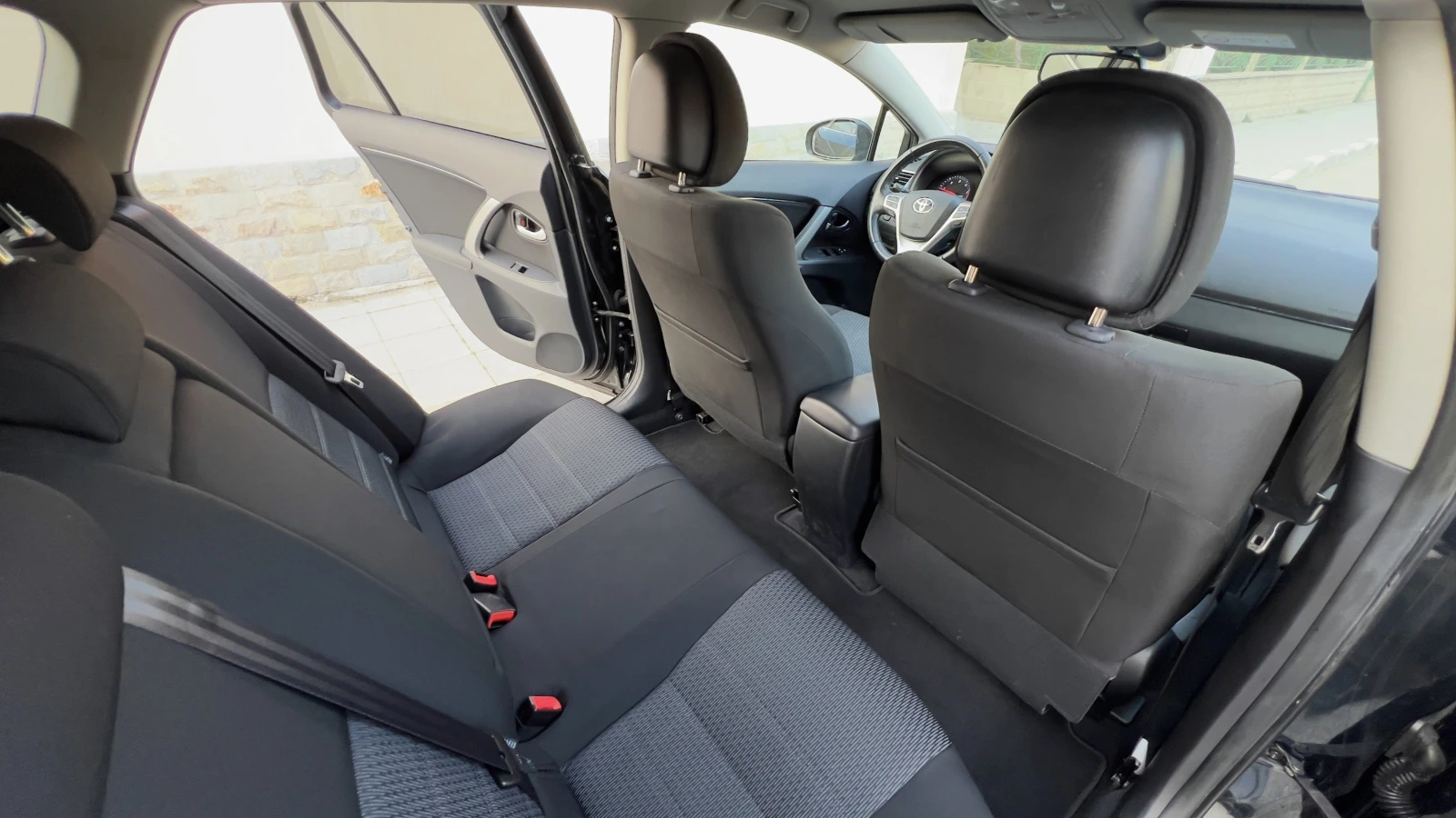 Toyota Avensis 2.2 D-4D , снимка 11 - Автомобили и джипове - 54598534