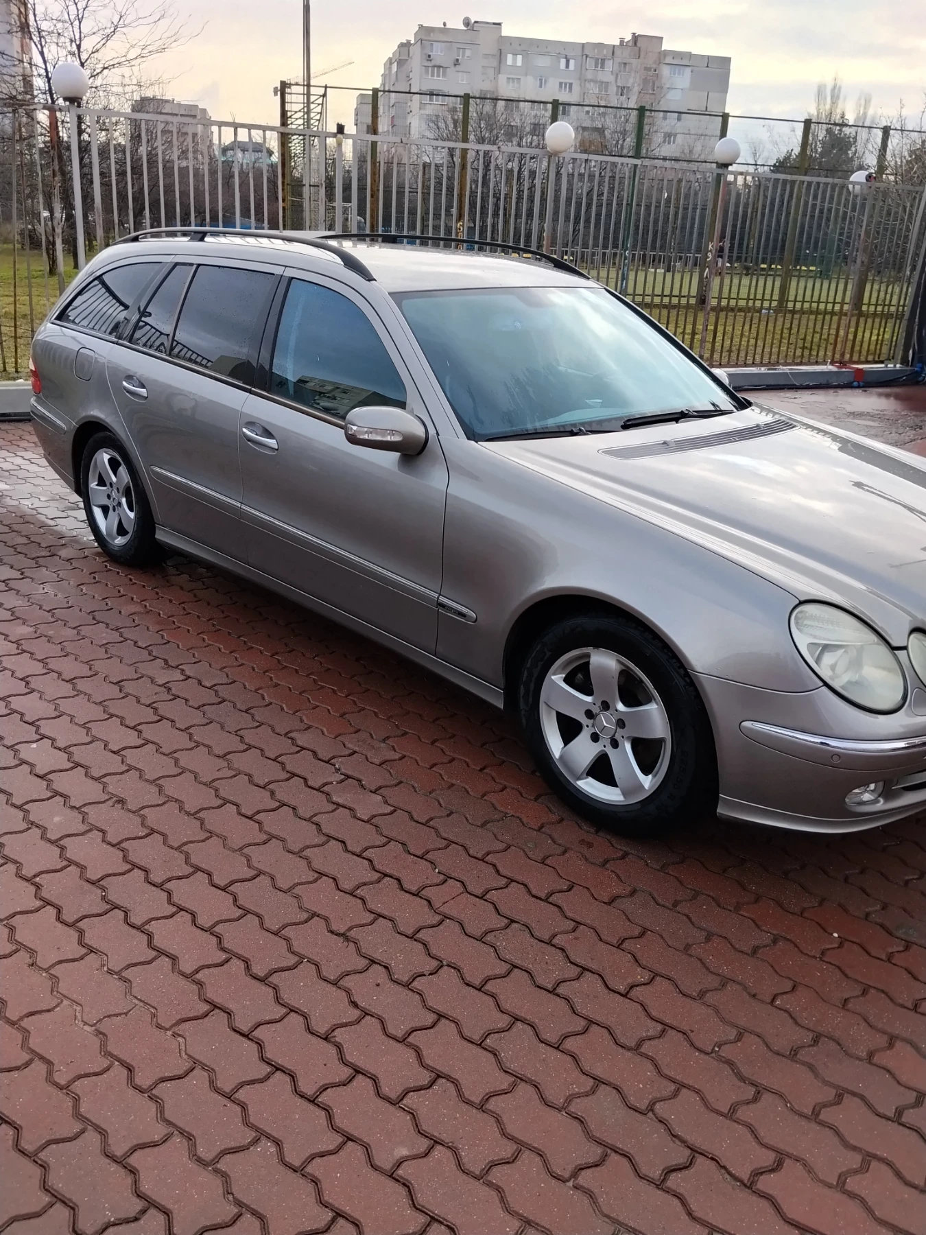 Mercedes-Benz E 200 Авангард, снимка 4 - Автомобили и джипове - 54823212
