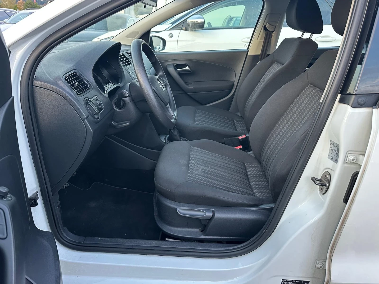 VW Polo 1.2 TSi BMT Swiss, снимка 8 - Автомобили и джипове - 56192296