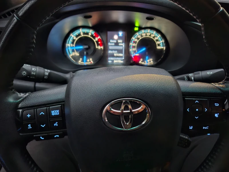 Toyota Hilux Invicible 2.8 automatic JBL FUL!!!, снимка 7 - Автомобили и джипове - 52151197