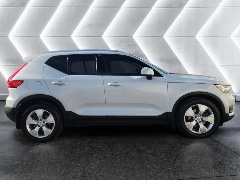 Volvo XC40 T4 AWD Momentum  CARFAX, снимка 3 - Автомобили и джипове - 53188583