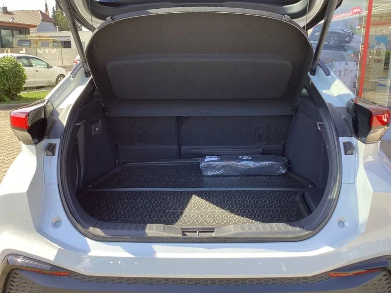 Toyota C-HR 2.0PHEV/223HP/GR-SPORT/CAM/LED/CPLAY/KLESS/792g, снимка 14 - Автомобили и джипове - 53509304