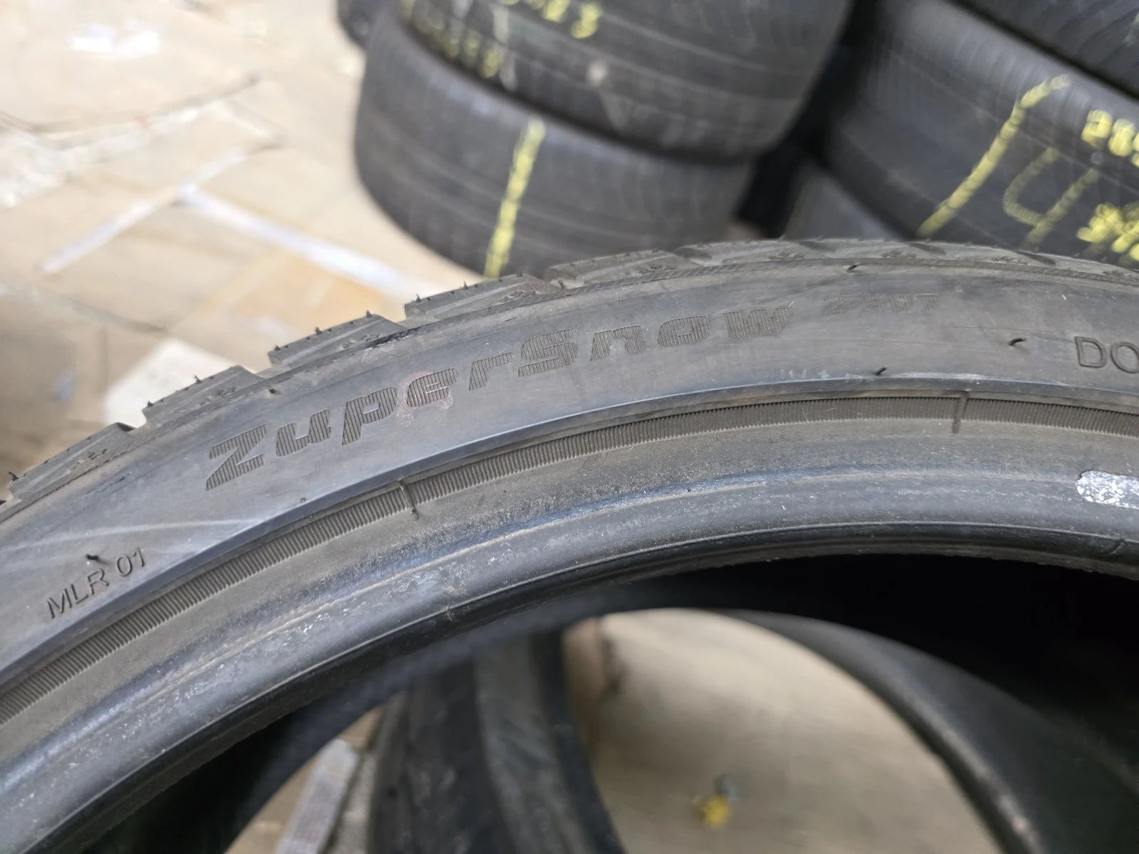Гуми Зимни 235/35R19, снимка 10 - Гуми и джанти - 56735500