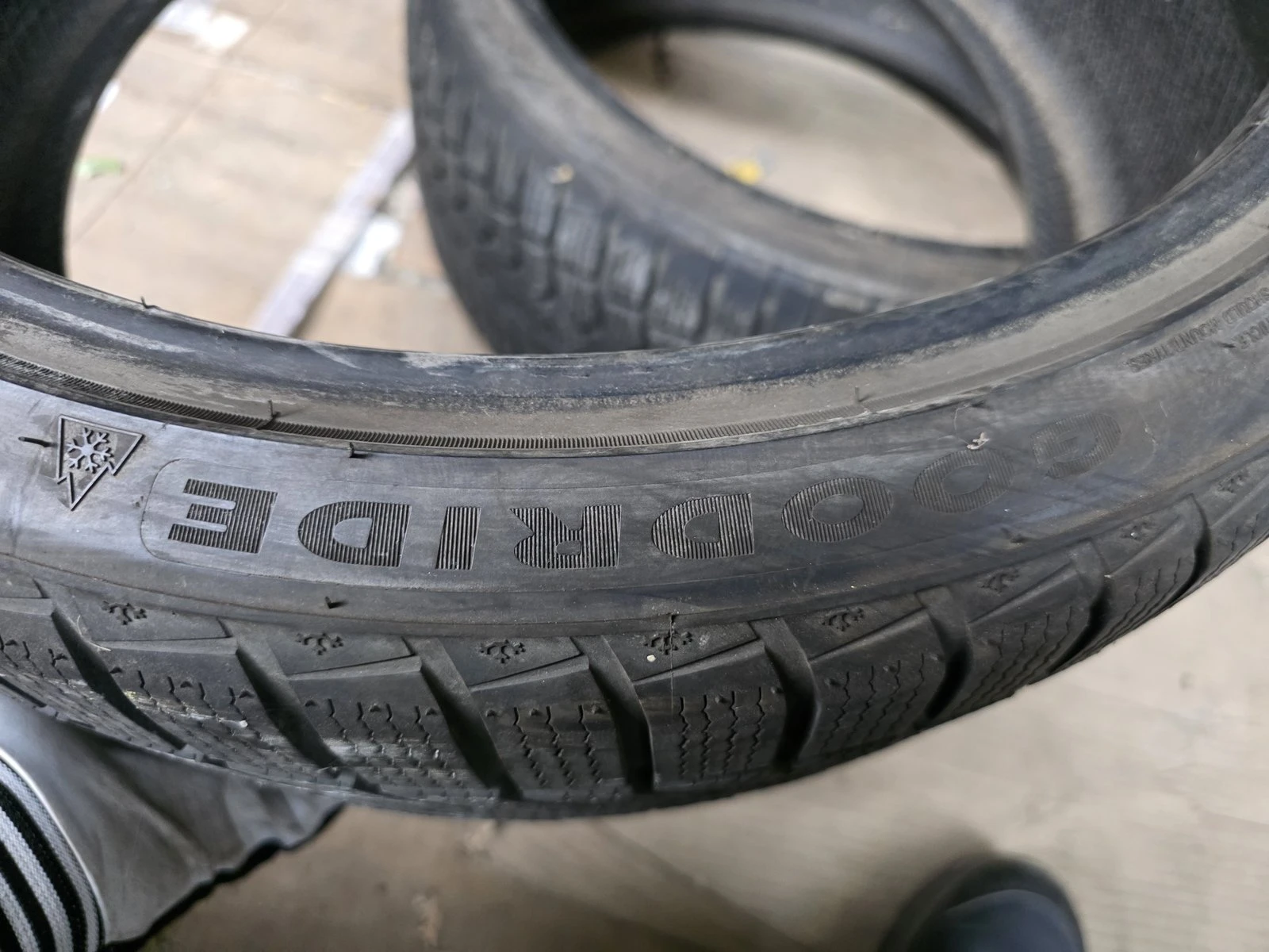 Гуми Зимни 235/35R19, снимка 11 - Гуми и джанти - 56735500