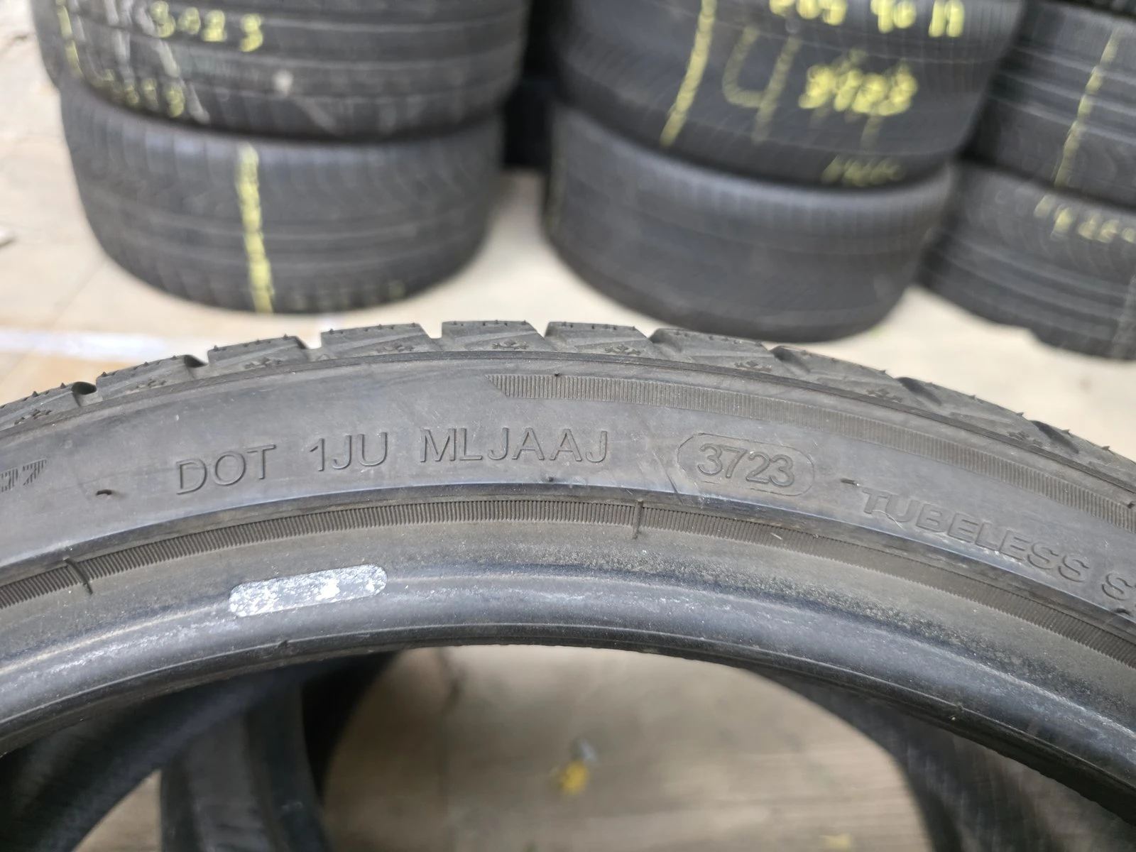 Гуми Зимни 235/35R19, снимка 9 - Гуми и джанти - 56735500