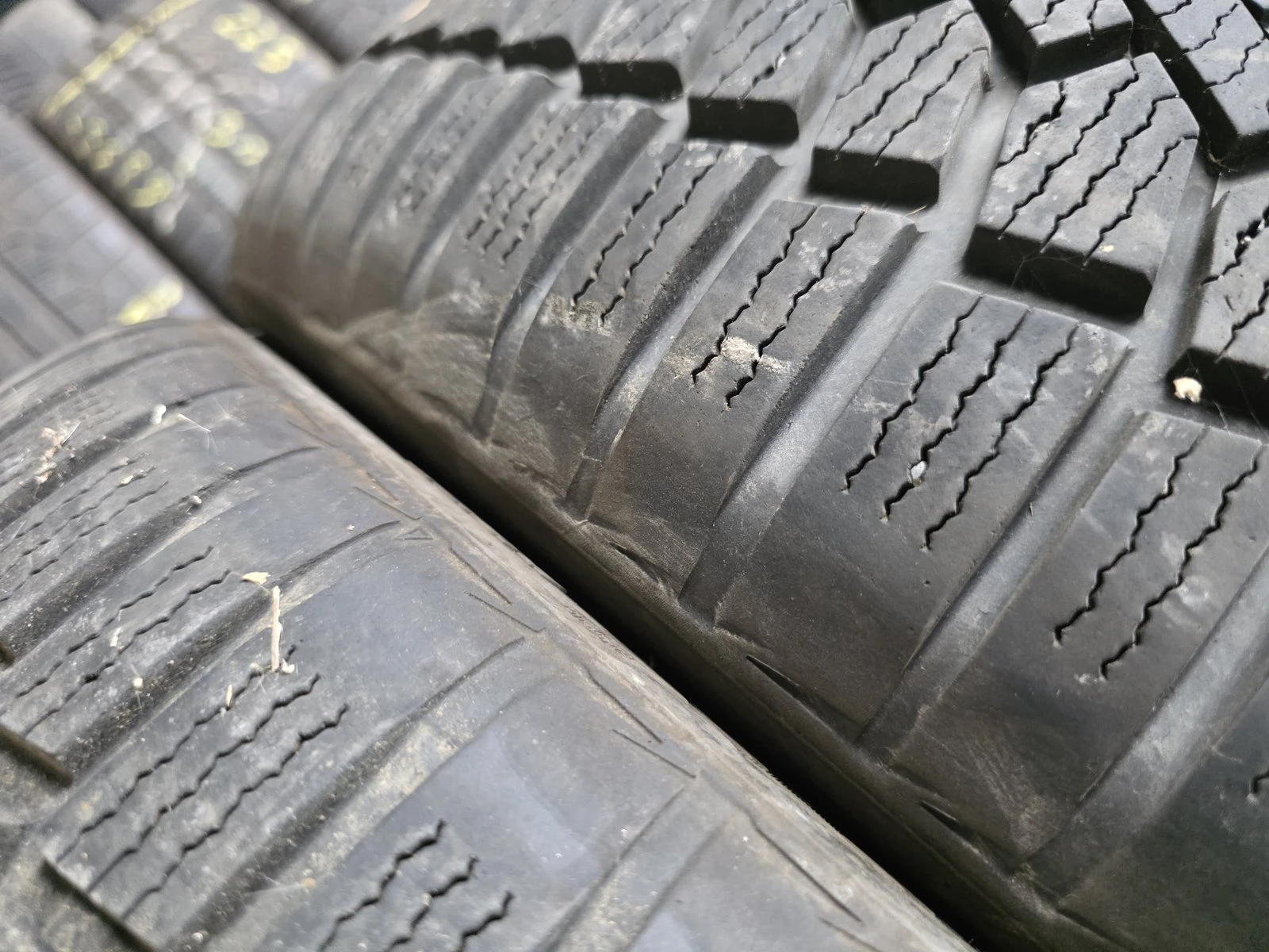 Гуми Зимни 235/35R19, снимка 7 - Гуми и джанти - 56735500