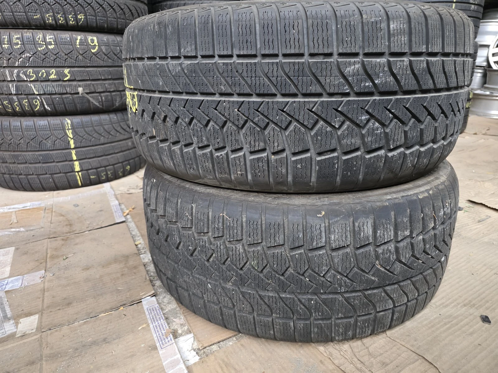 Гуми Зимни 235/35R19, снимка 3 - Гуми и джанти - 56735500