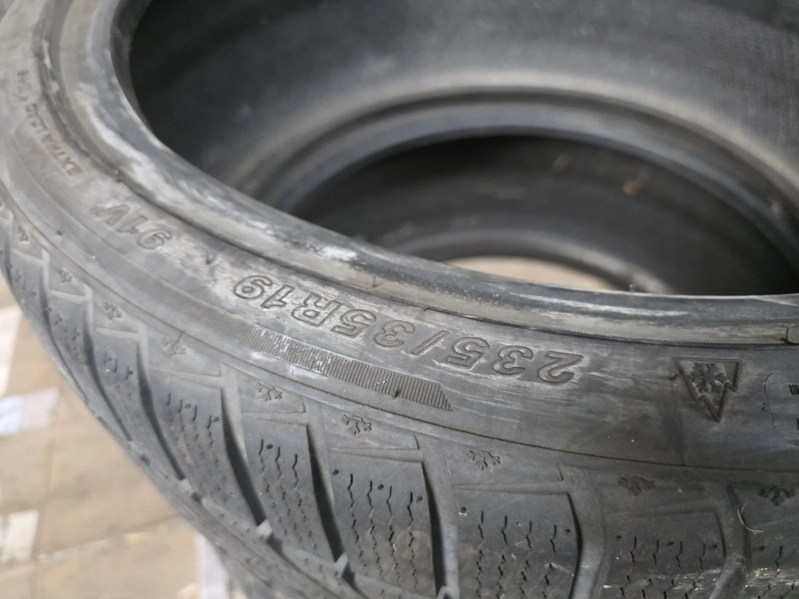 Гуми Зимни 235/35R19, снимка 8 - Гуми и джанти - 56735500