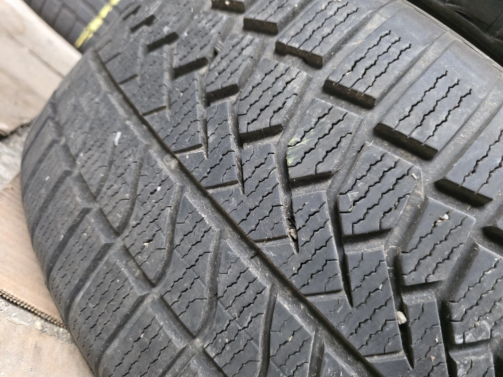 Гуми Зимни 235/35R19, снимка 5 - Гуми и джанти - 56735500