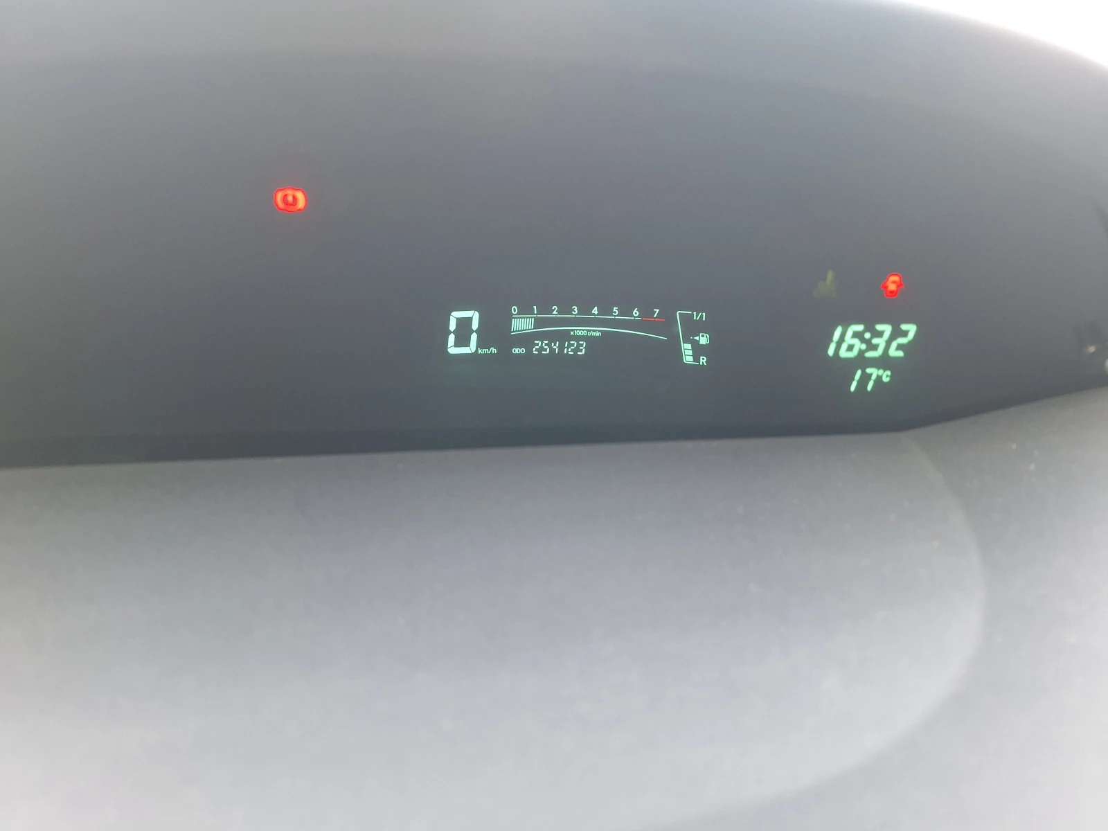 Toyota Yaris 1.0i s gas, снимка 13 - Автомобили и джипове - 53707265