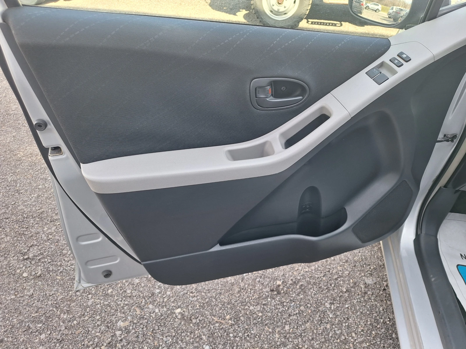 Toyota Yaris 1.0i s gas - изображение 8