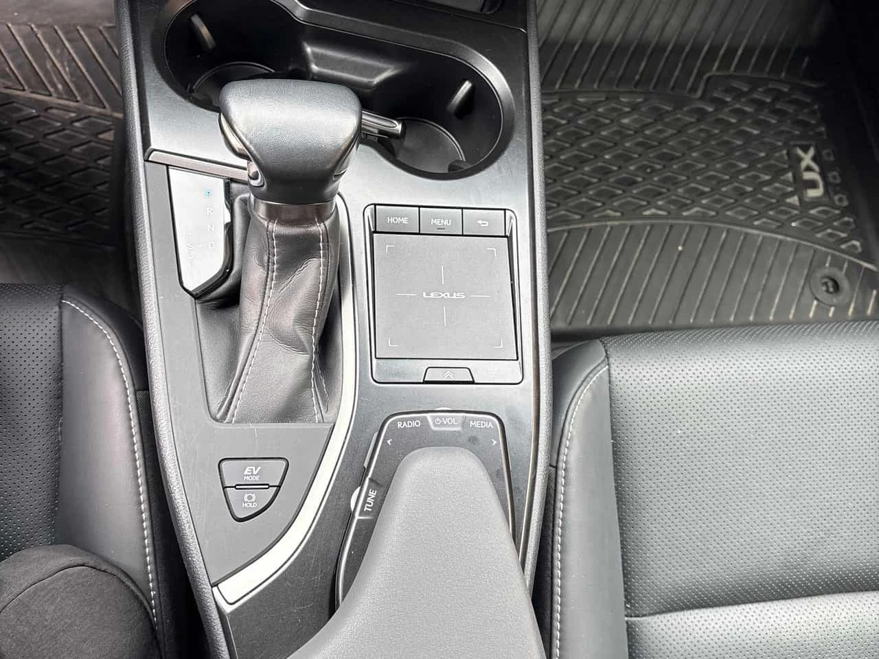Lexus UX 250h  HUD / DISTRONIC / 2 КЛЮЧА, снимка 10 - Автомобили и джипове - 56294548