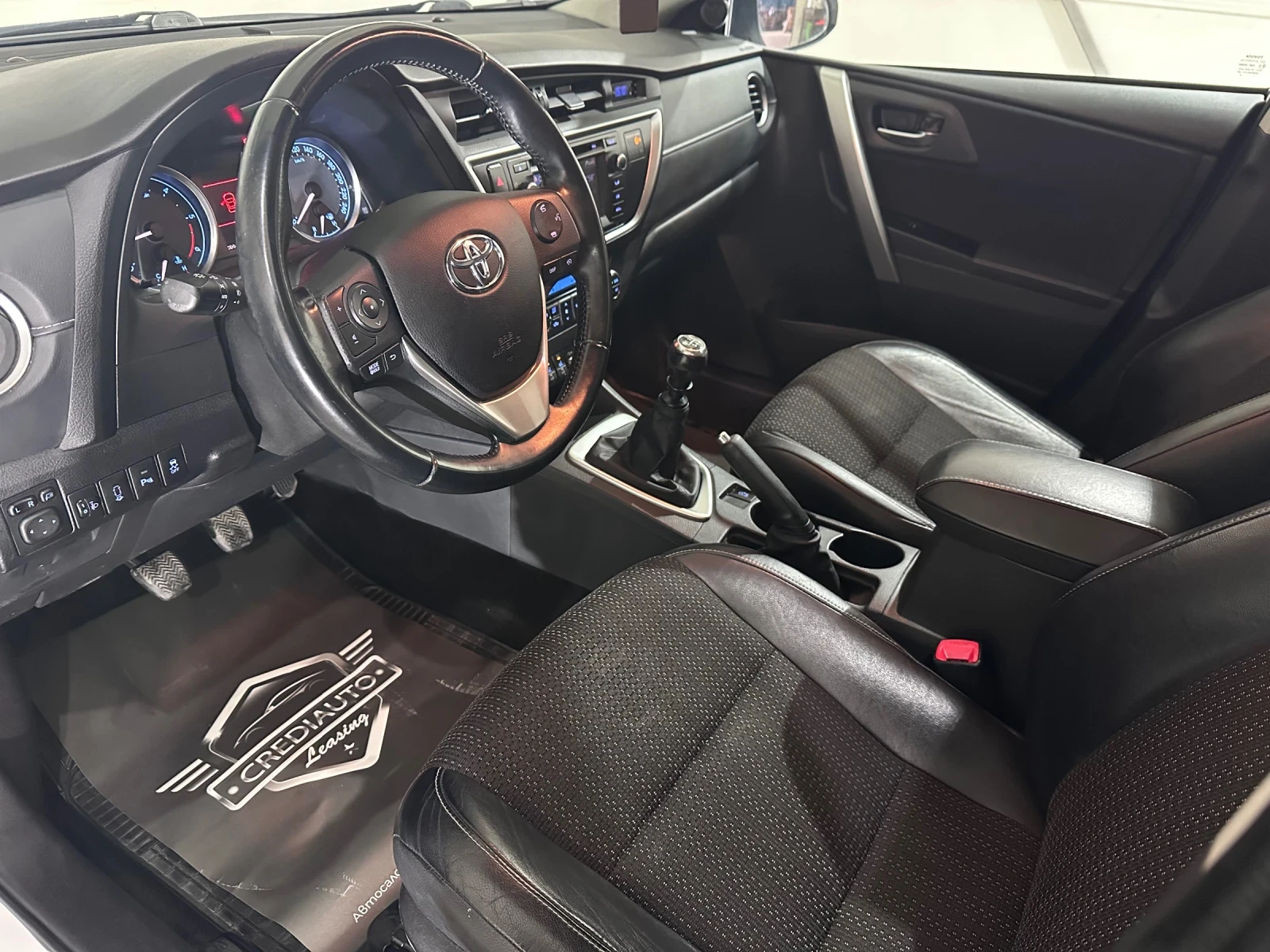 Toyota Auris * NAVI* * PANO*  - изображение 7