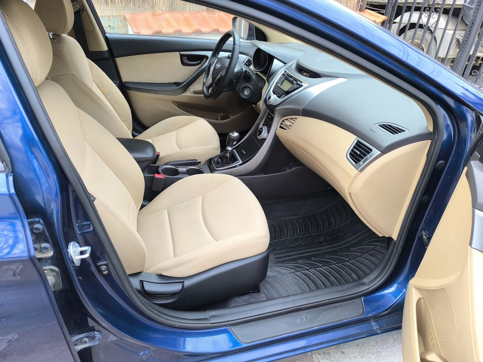 Hyundai Elantra 1.6 бензин , снимка 10 - Автомобили и джипове - 53915544