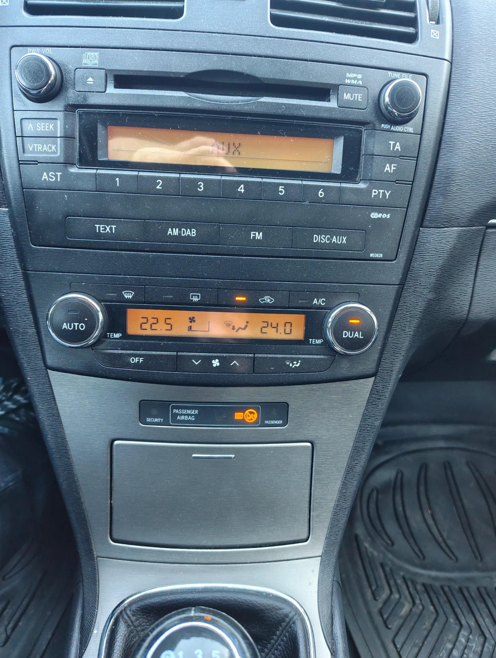 Toyota Avensis 2.2D 150ps EURO5B oбслужен, снимка 9 - Автомобили и джипове - 54097433