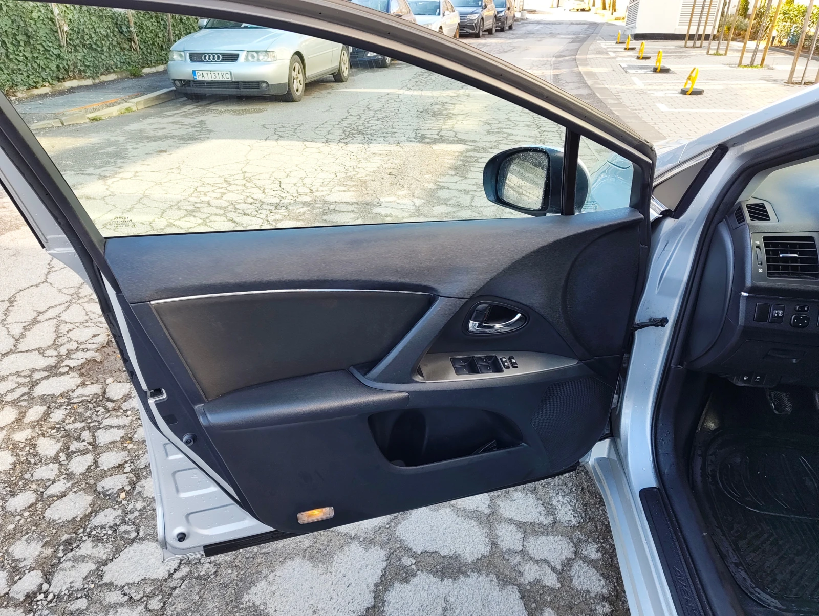 Toyota Avensis 2.2D 150ps EURO5B oбслужен, снимка 5 - Автомобили и джипове - 54097433