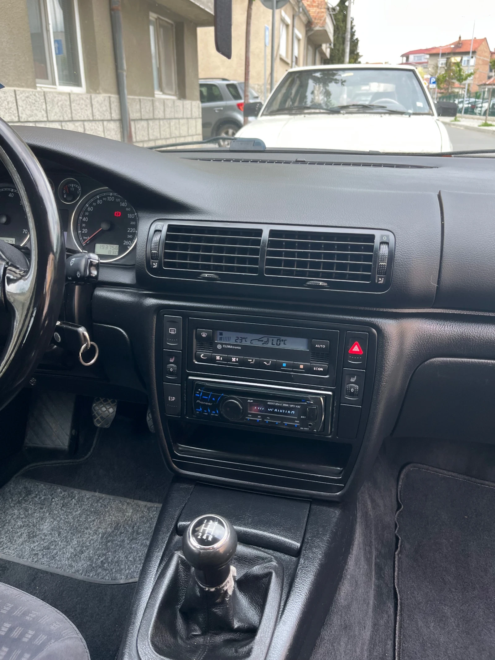 VW Passat 1.6 102кс, снимка 8 - Автомобили и джипове - 54487410
