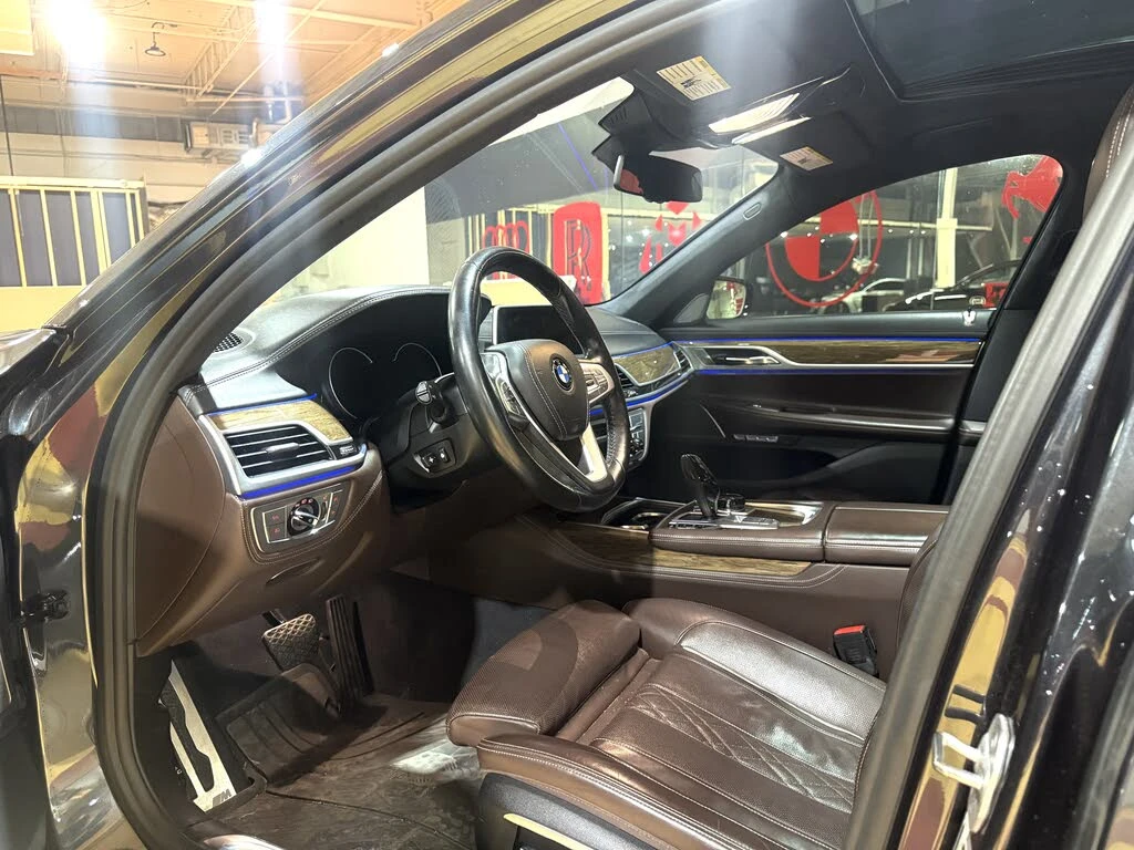 BMW 750 i* XDRIVE* M-SPORT* DISTRONIC* 360* HARMAN* KEYLES, снимка 10 - Автомобили и джипове - 54856286