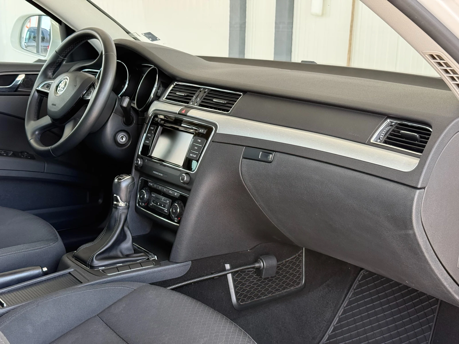 Skoda Superb 1.6TDI = 2015 = MANUAL = ЛИЗИНГ, снимка 13 - Автомобили и джипове - 54936972