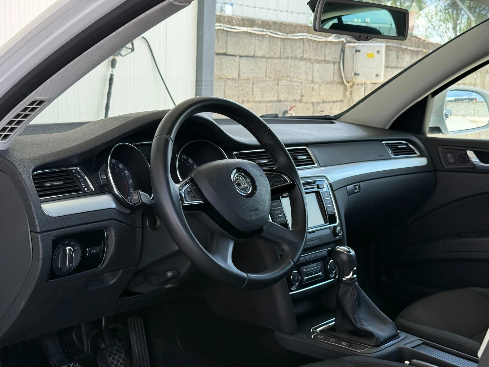 Skoda Superb 1.6TDI = 2015 = MANUAL = ЛИЗИНГ, снимка 7 - Автомобили и джипове - 54936972