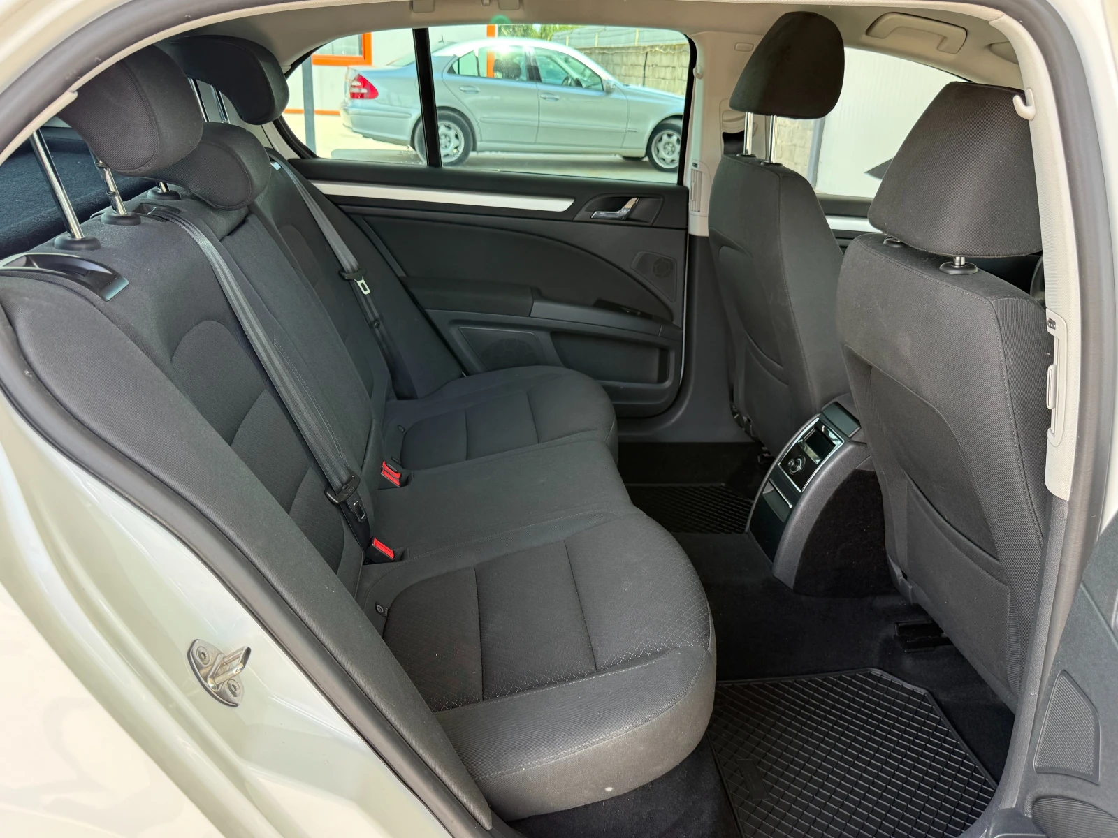 Skoda Superb 1.6TDI = 2015 = MANUAL = ЛИЗИНГ, снимка 16 - Автомобили и джипове - 54936972