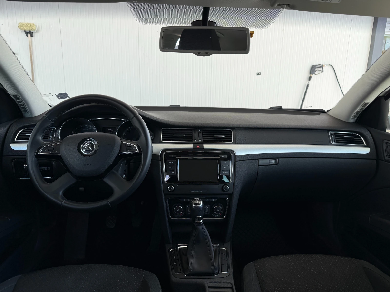 Skoda Superb 1.6TDI = 2015 = MANUAL = ЛИЗИНГ, снимка 11 - Автомобили и джипове - 54936972