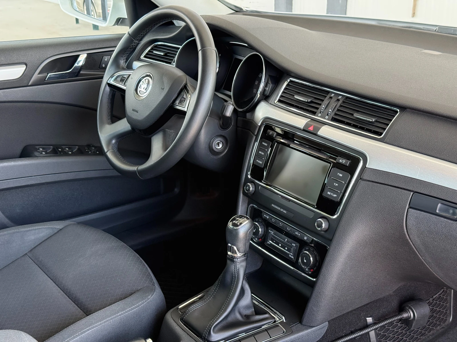 Skoda Superb 1.6TDI = 2015 = MANUAL = ЛИЗИНГ, снимка 14 - Автомобили и джипове - 54936972