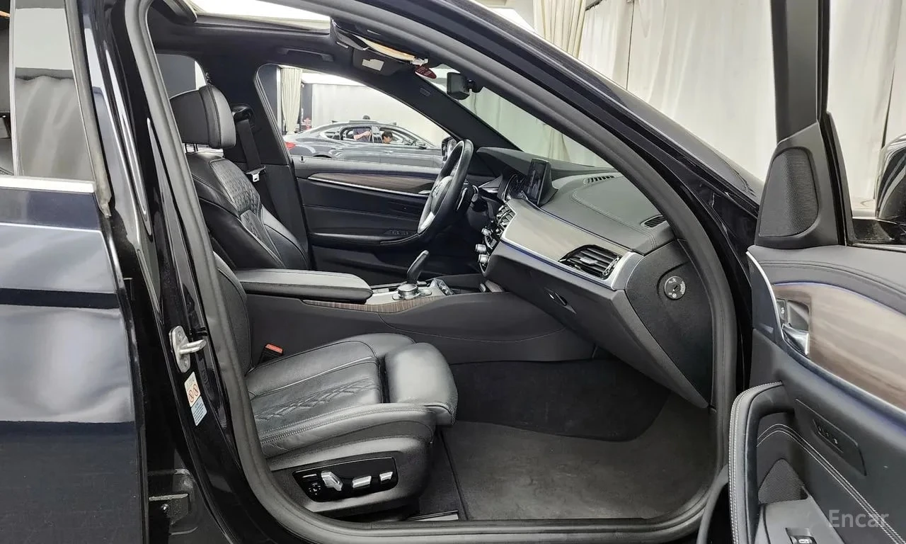 BMW 530 xDrive M Sport/ДИСТРОНИК/360/ОБДУХ/ХЕДЪП/ШИБЕДАХ/, снимка 11 - Автомобили и джипове - 56097102