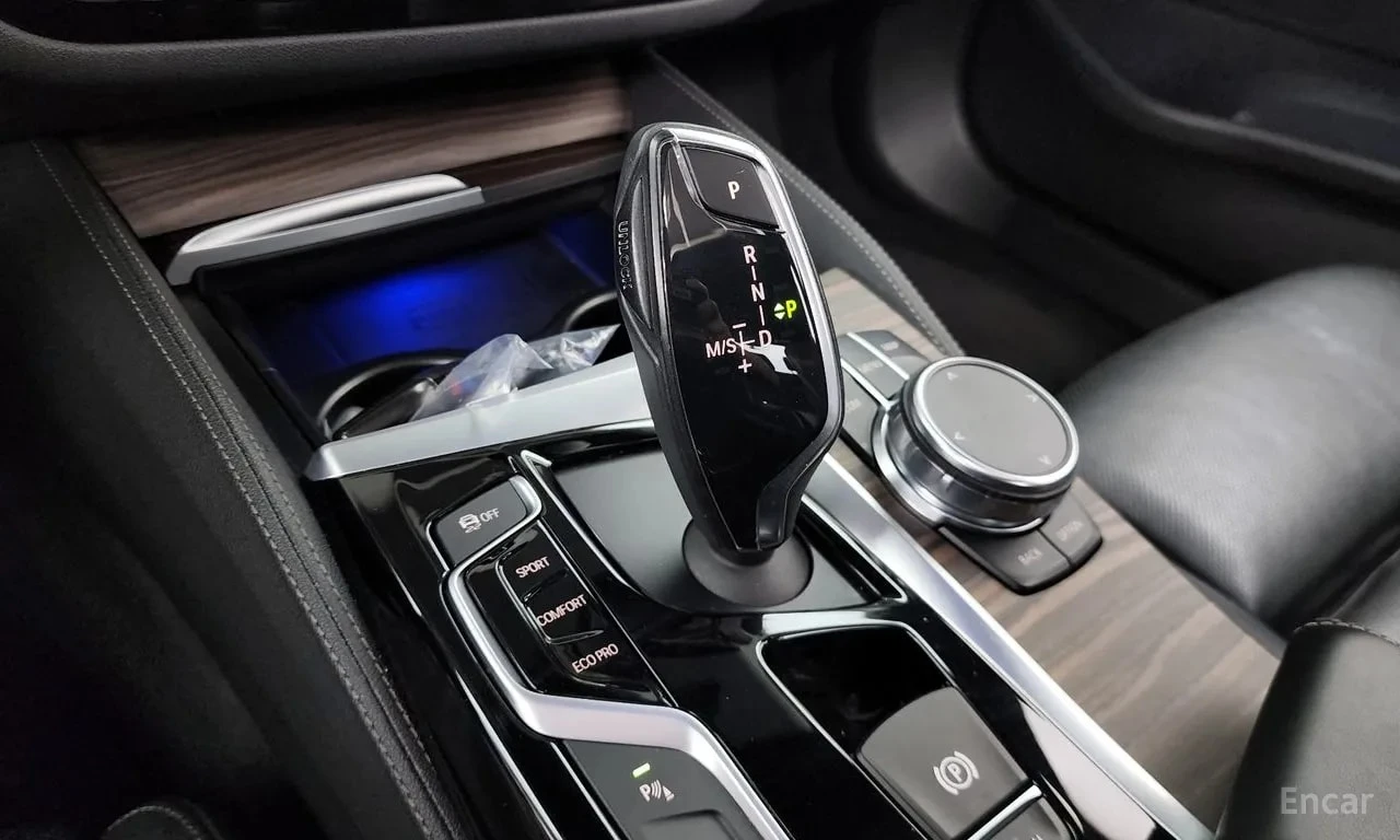 BMW 530 xDrive M Sport/ДИСТРОНИК/360/ОБДУХ/ХЕДЪП/ШИБЕДАХ/, снимка 9 - Автомобили и джипове - 56097102
