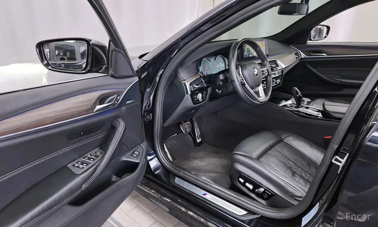 BMW 530 xDrive M Sport/ДИСТРОНИК/360/ОБДУХ/ХЕДЪП/ШИБЕДАХ/, снимка 10 - Автомобили и джипове - 56097102