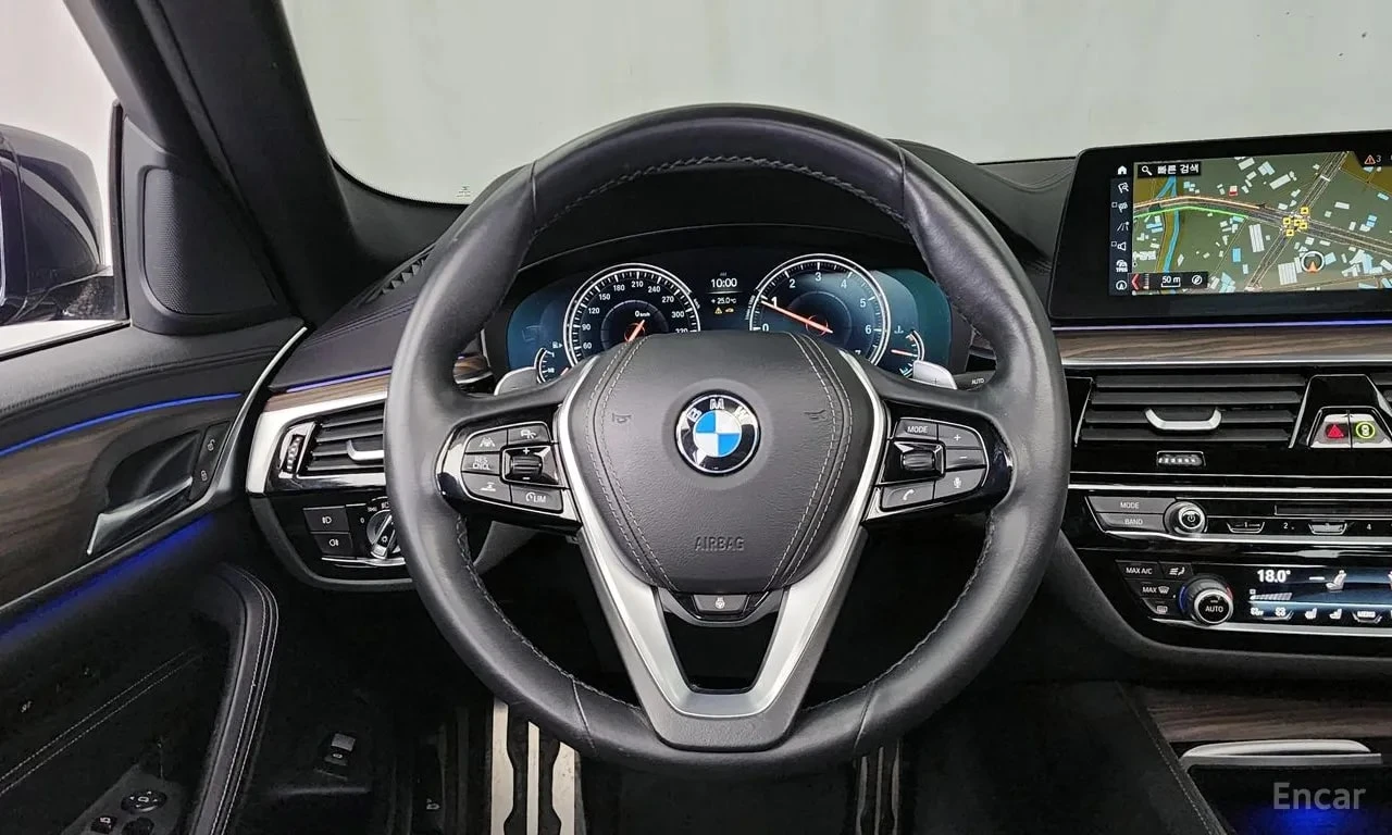 BMW 530 xDrive M Sport/ДИСТРОНИК/360/ОБДУХ/ХЕДЪП/ШИБЕДАХ/, снимка 13 - Автомобили и джипове - 56097102