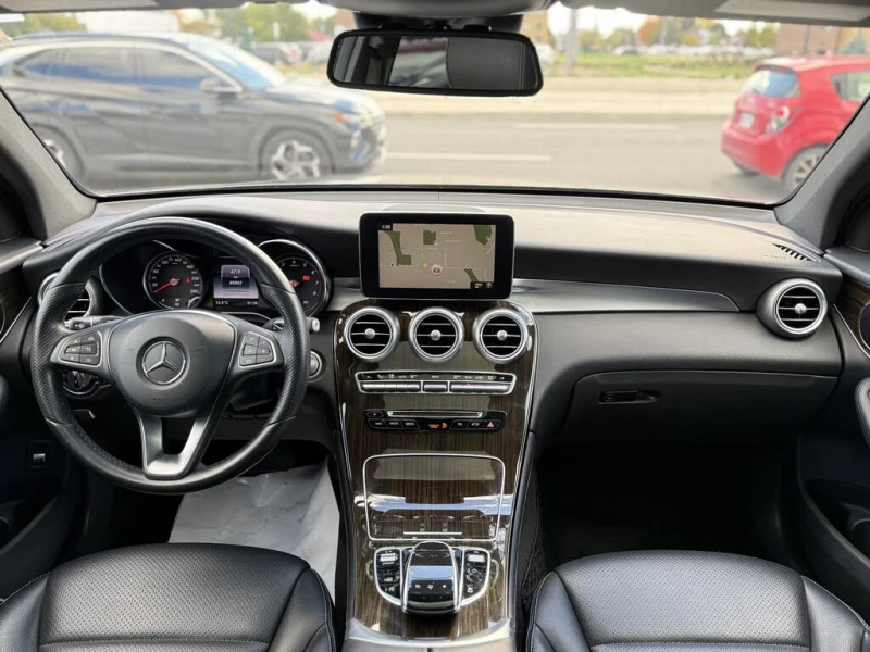 Mercedes-Benz GLC 300 МЪРТВА ТОЧКА* ПАНОРАМА* КОЖА* ПОДГРЕВ* КАМЕРА* , снимка 11 - Автомобили и джипове - 53226617