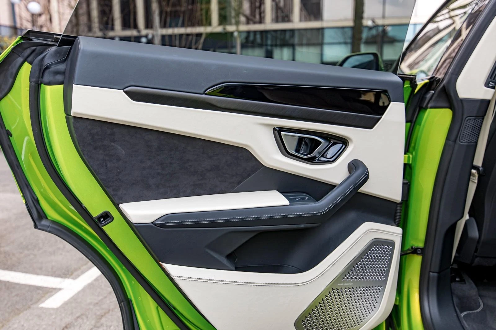 Lamborghini Urus S/666 HP/AKRAPOVIC/CERAMIC/VERDE CITREA/B&O 3D/ | Mobile.bg   15