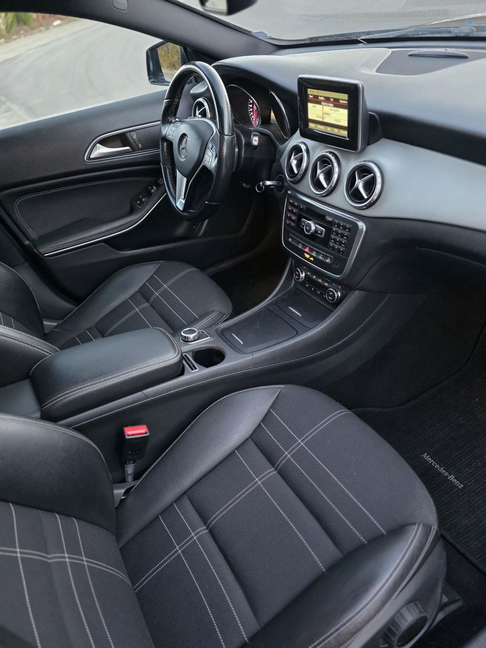 Mercedes-Benz GLA 200 Cdi 4matic / Automat / Bi Xenon / Koja / Navi , снимка 9 - Автомобили и джипове - 54202000