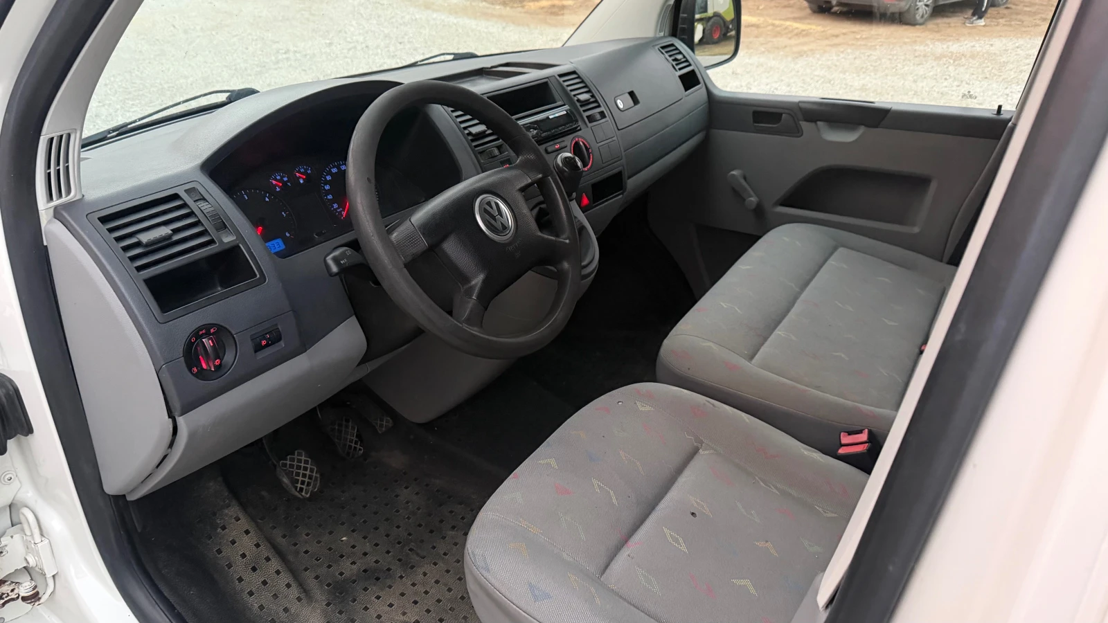 VW T5 1.9TDi, снимка 12 - Бусове и автобуси - 56249578