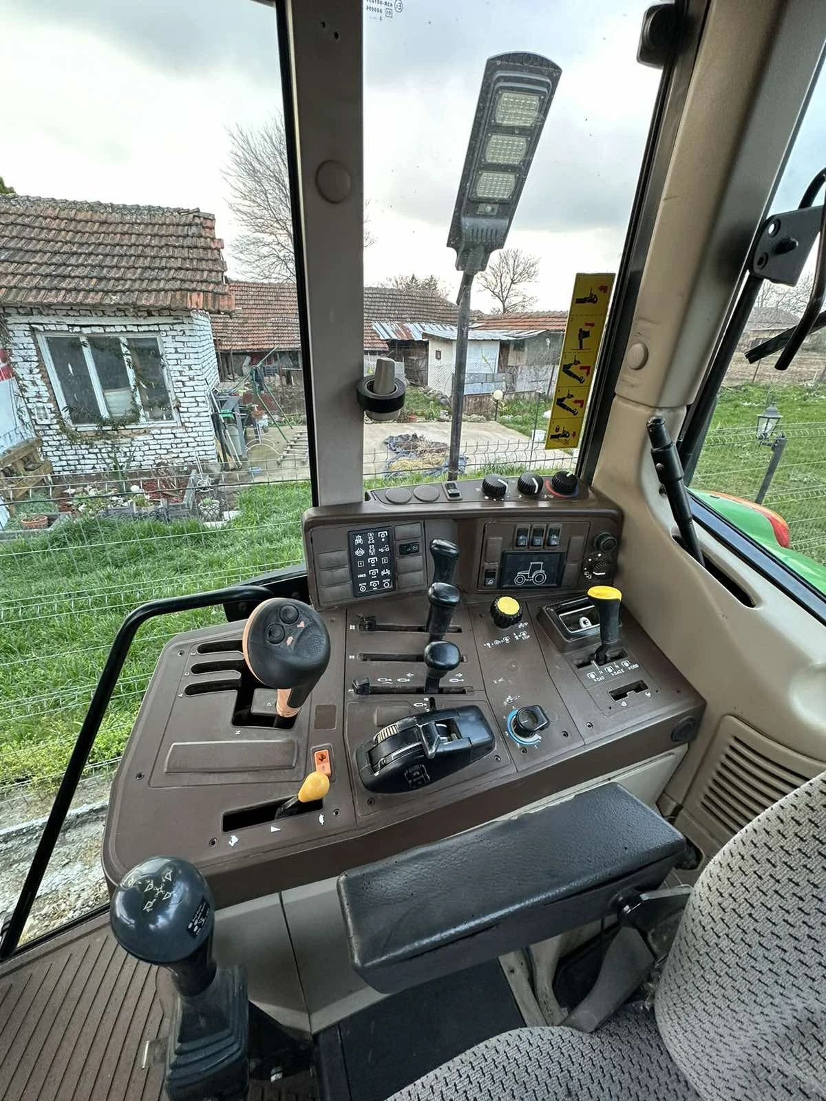 Трактор John Deere 6420 - изображение 6