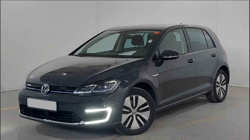 VW Golf 136 k.с./Кеyless/Дистроник/Дигитален километраж, снимка 2 - Автомобили и джипове - 48130817