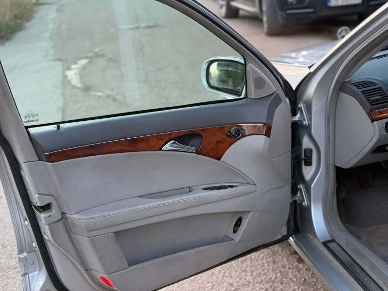 Mercedes-Benz E 220 Elegance , снимка 7 - Автомобили и джипове - 52498363