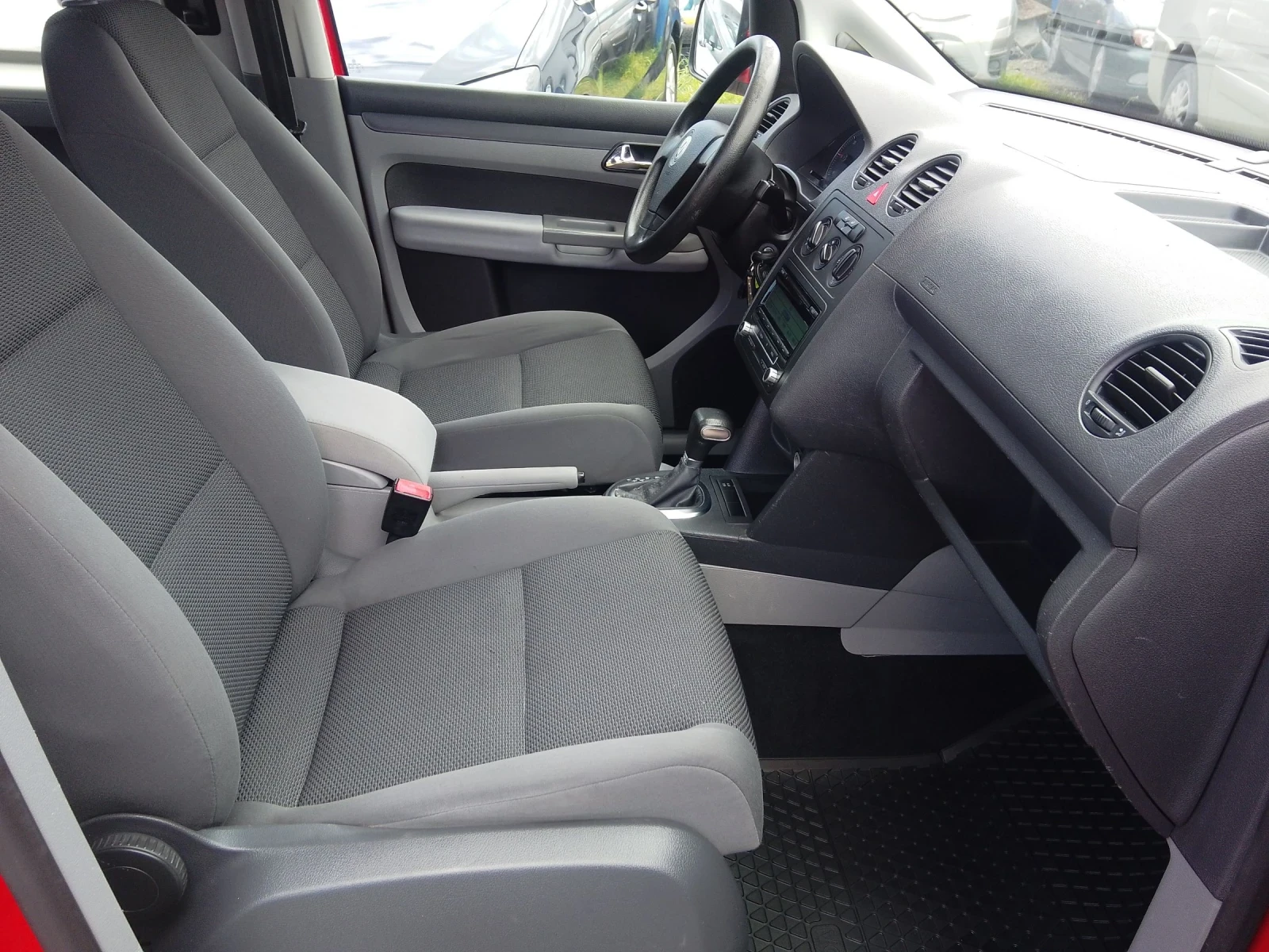 VW Caddy 1.9TDI-105-DSG-LIFE-MAXI-GERMANY-7МЕСТА, снимка 9 - Автомобили и джипове - 54511577