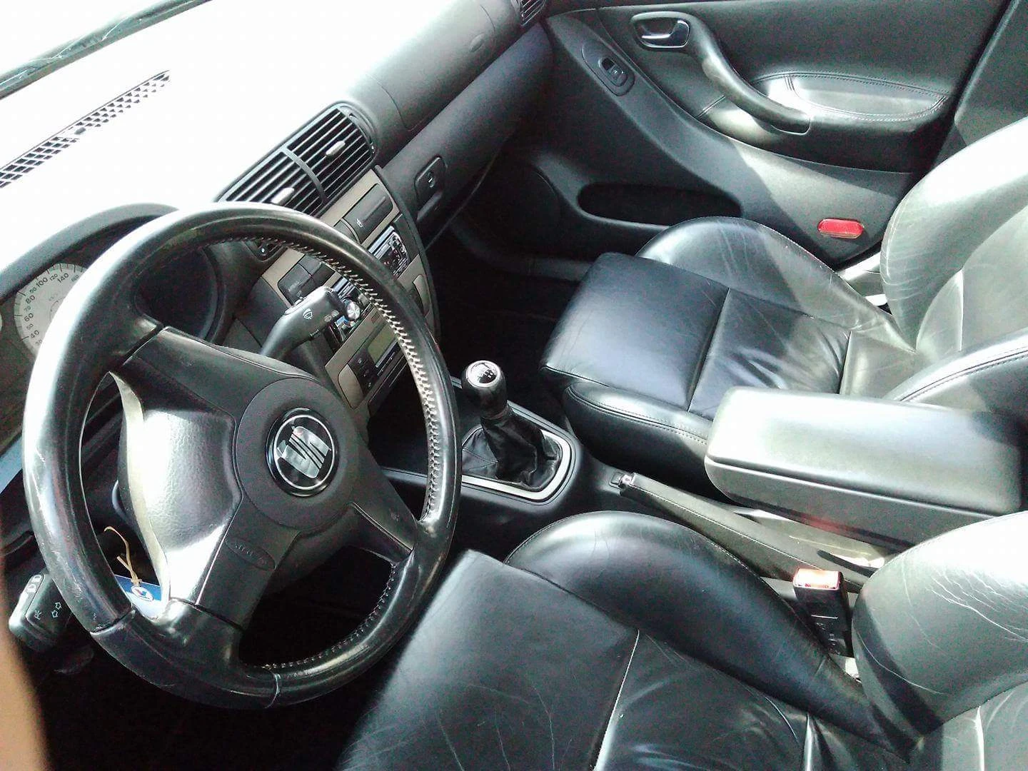 Seat Leon 1.8t, снимка 4 - Автомобили и джипове - 55332805
