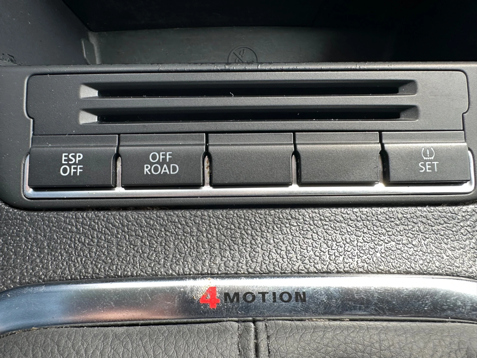 VW Tiguan 2.0 TDI * 4x4* НАВИ* , снимка 11 - Автомобили и джипове - 54189983