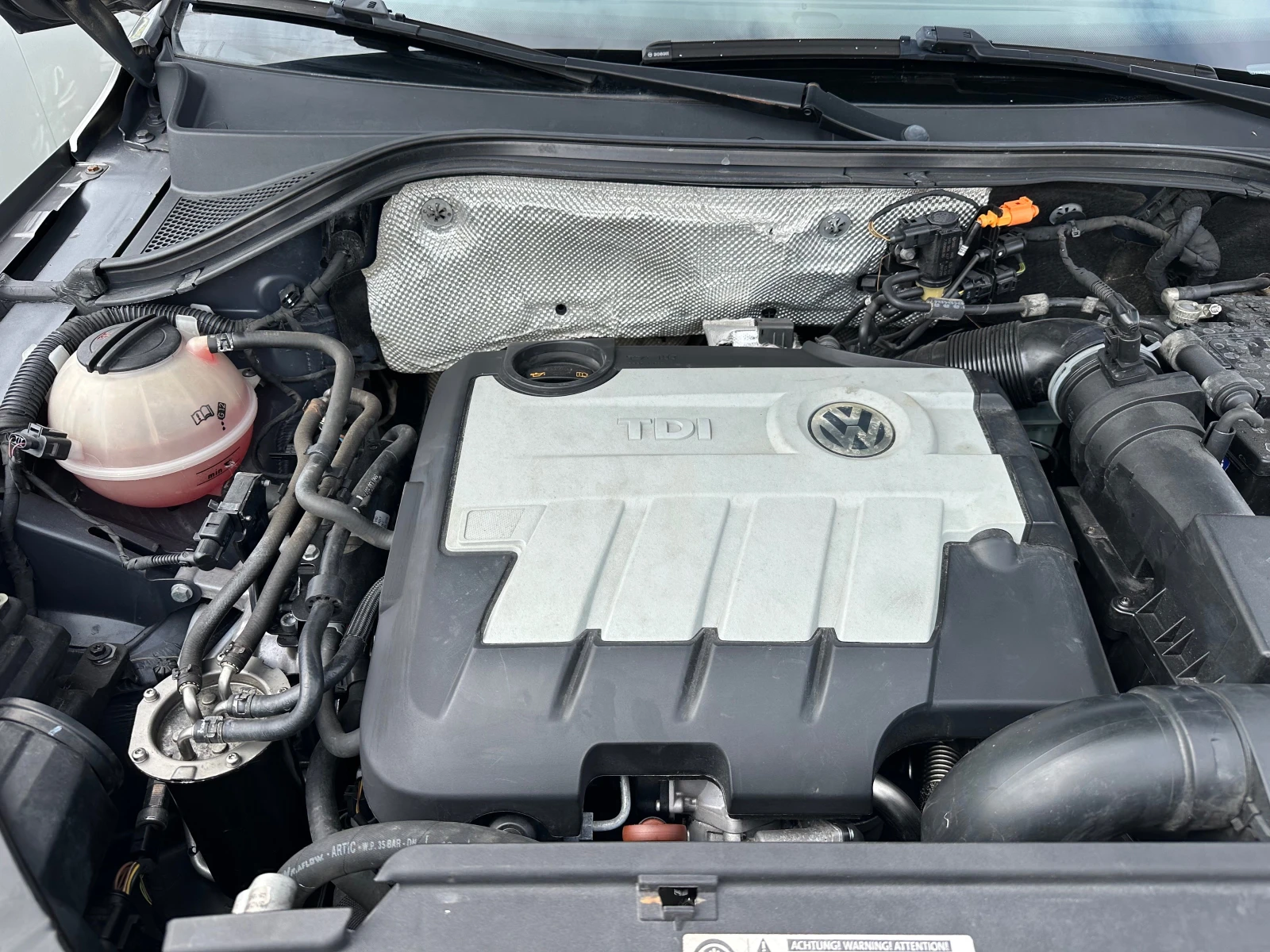 VW Tiguan 2.0 TDI * 4x4* НАВИ* , снимка 16 - Автомобили и джипове - 54189983