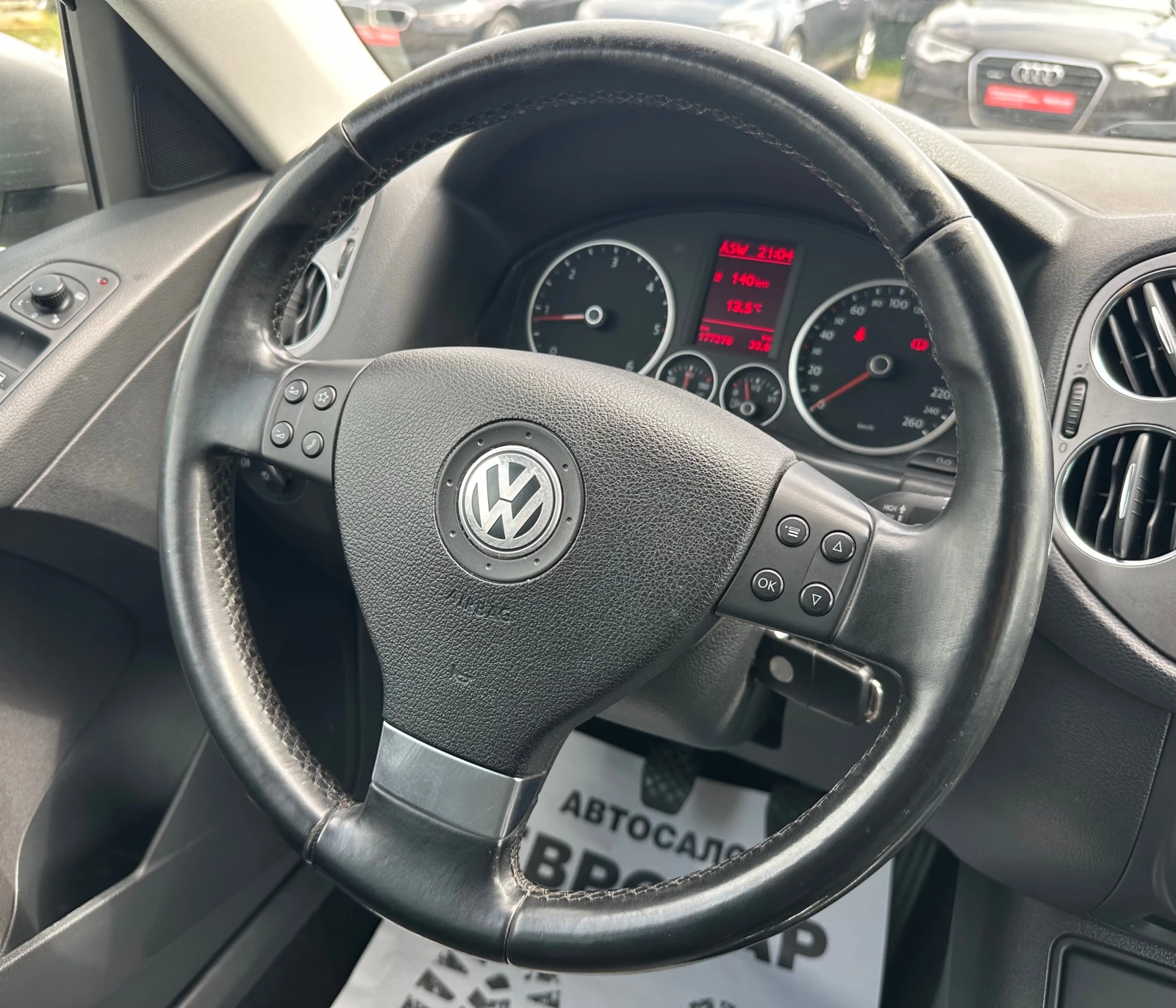 VW Tiguan 2.0 TDI * 4x4* НАВИ* , снимка 10 - Автомобили и джипове - 54189983